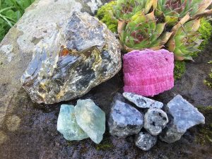 Set mit UV-reaktiven Steinen