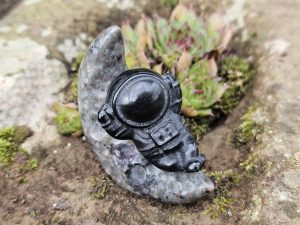 Astronaut mit Mond aus Syenit aka. Yooperlit
