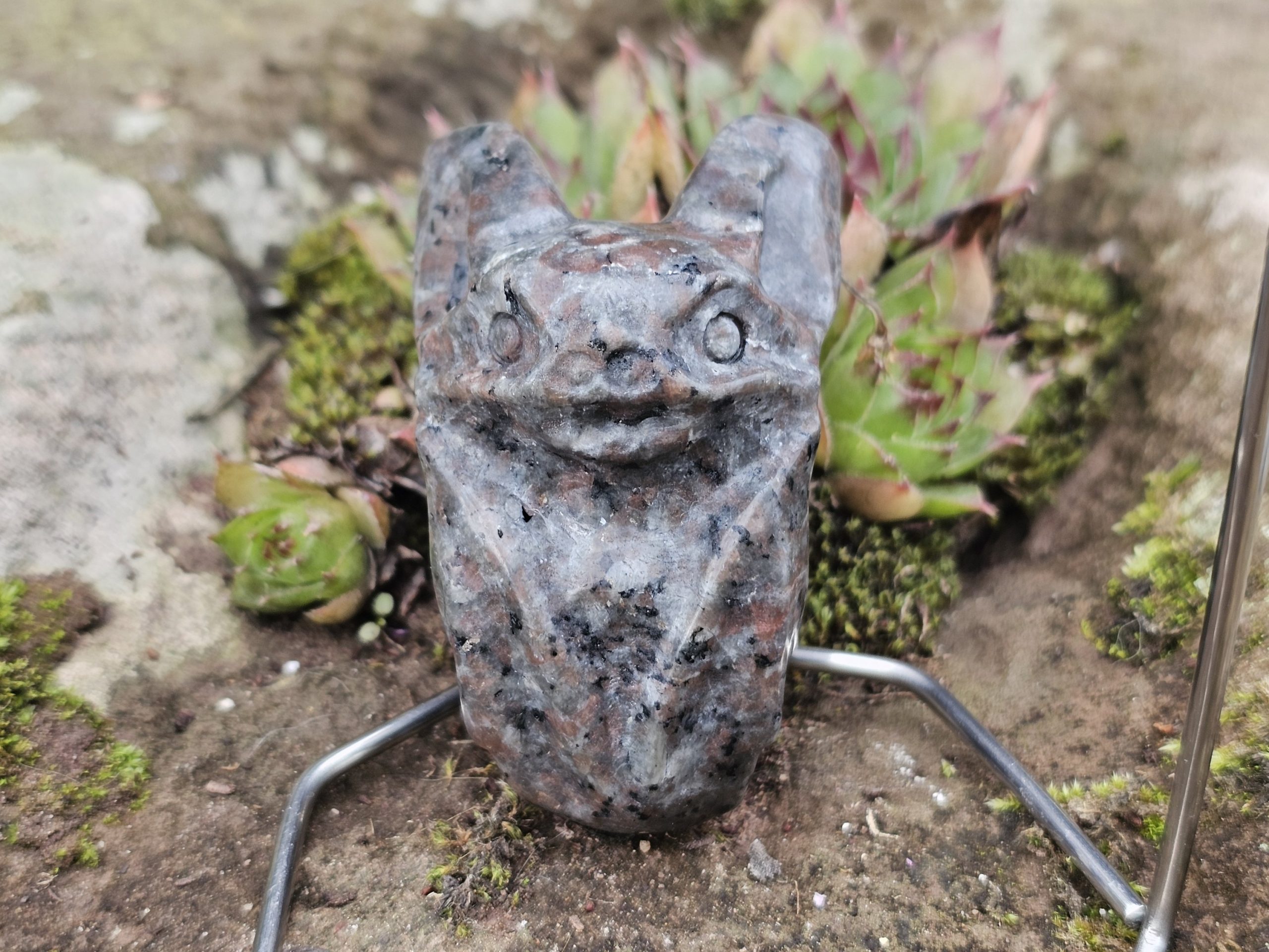 Fledermaus aus Syenit aka. Yooperlit inkl. Ständer – Bild 3