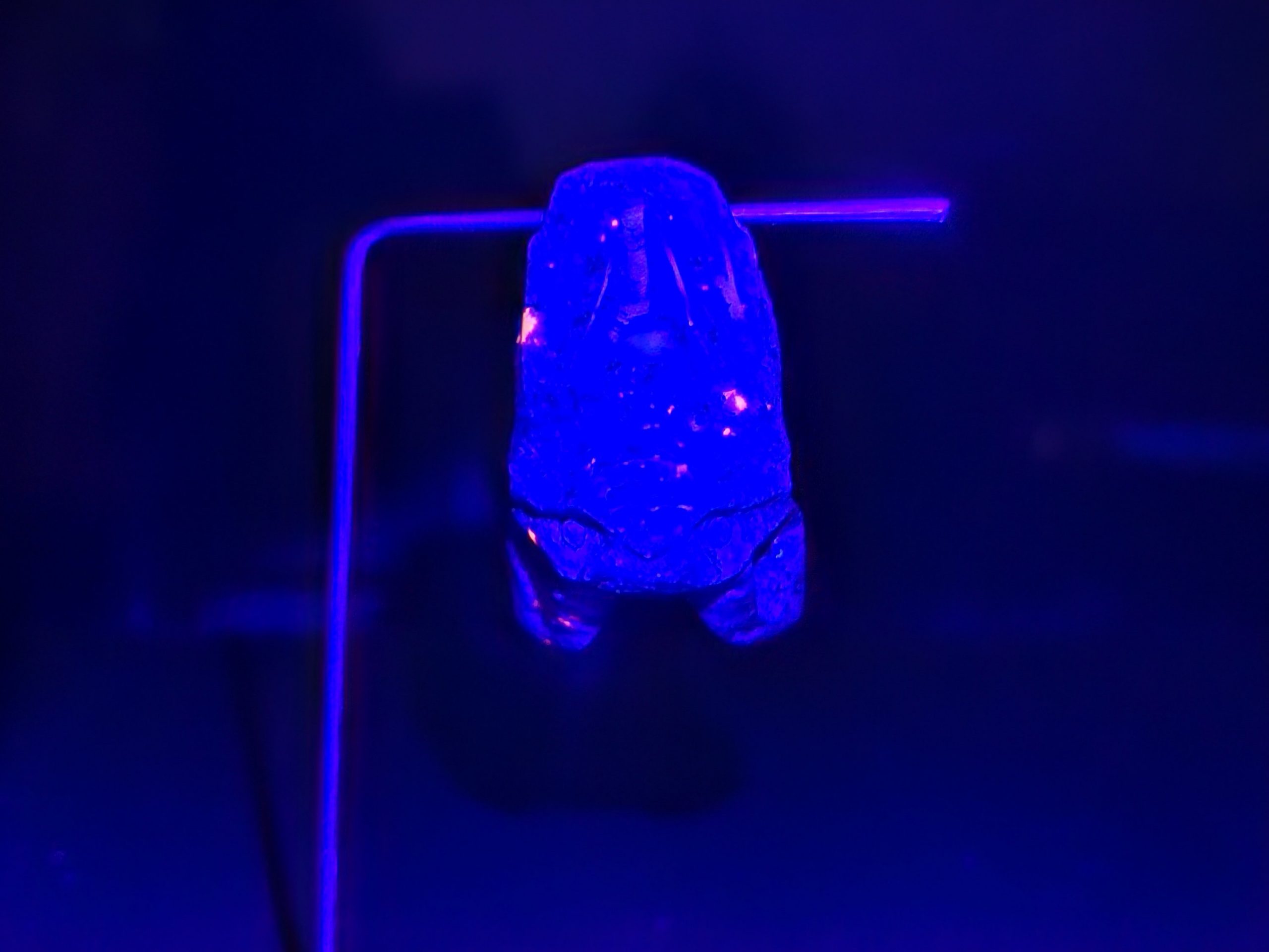 Fledermaus aus Syenit aka. Yooperlit inkl. Ständer – Bild 2