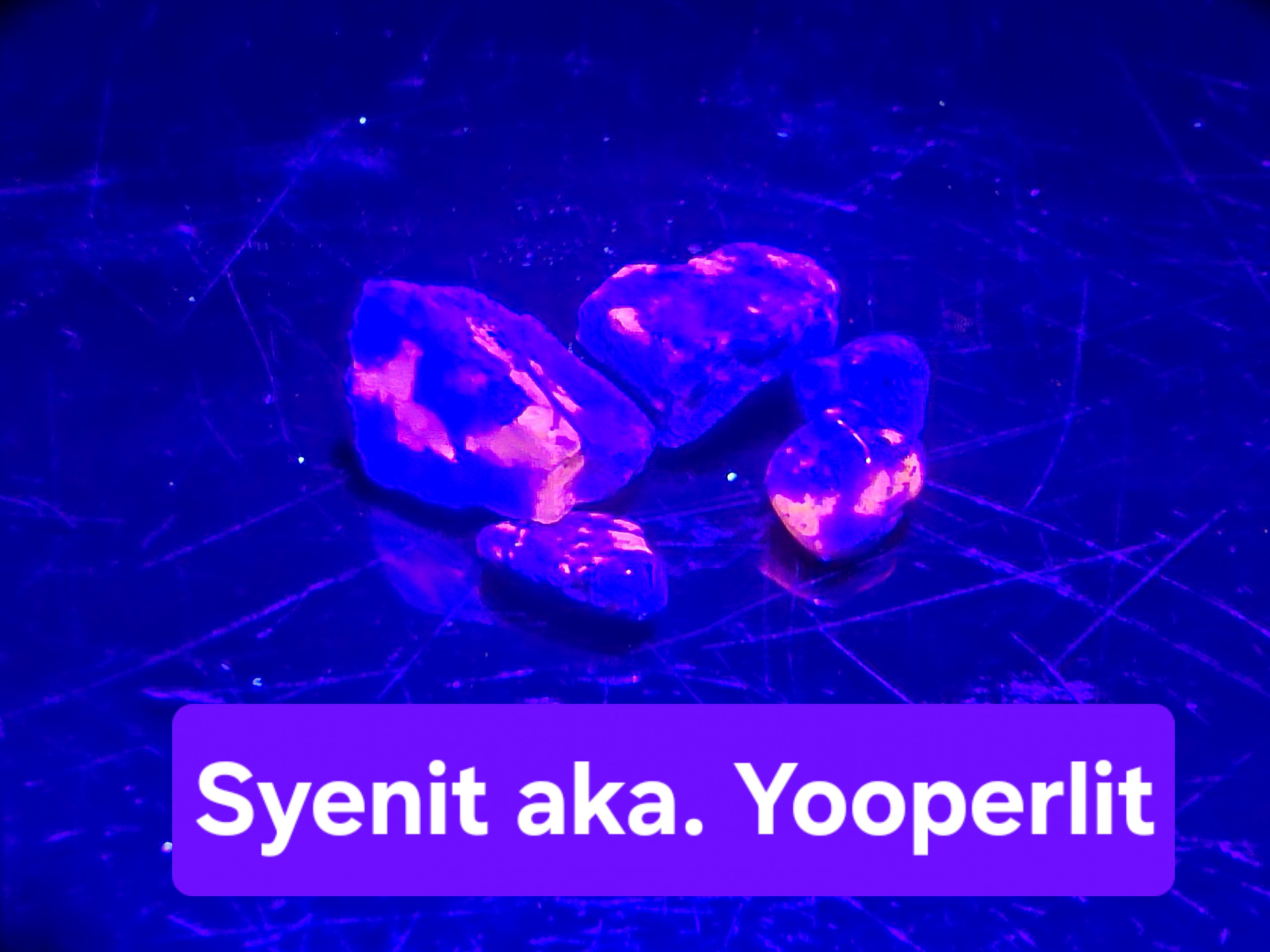 Set mit UV-reaktiven Steinen – Bild 8