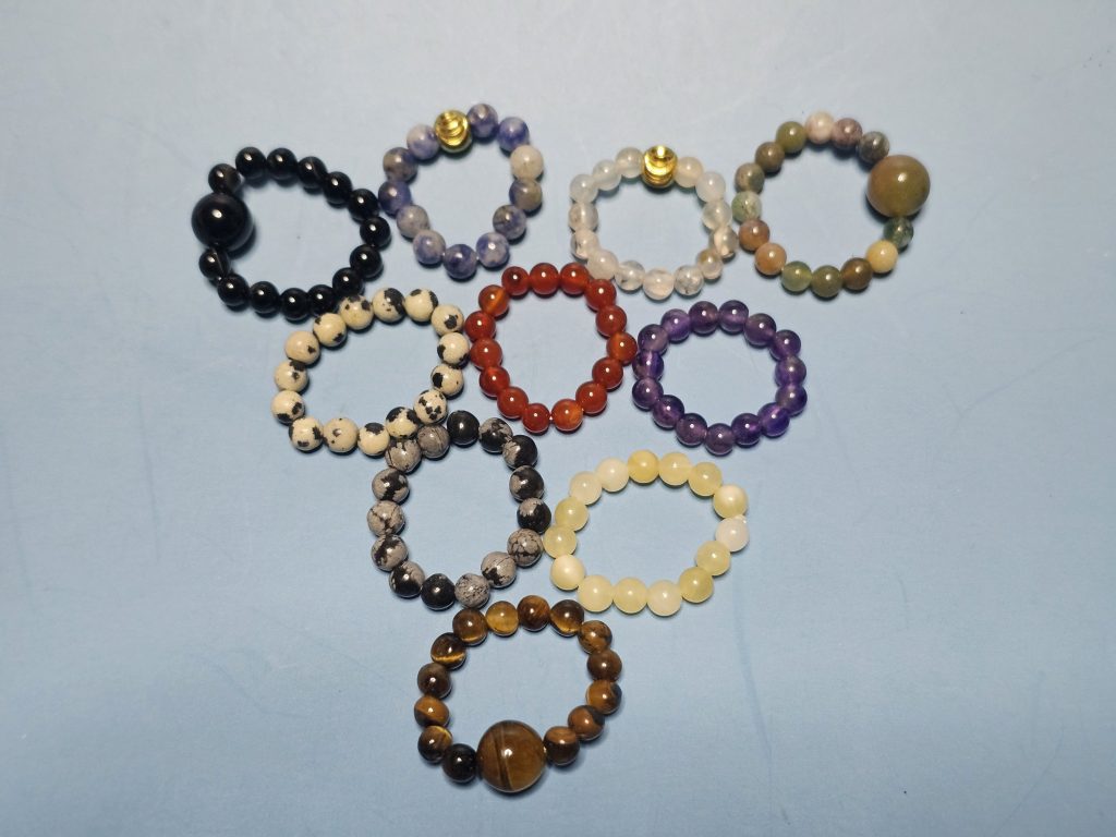 Mystery Ring aus Edelsteinperlen
