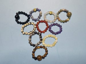 Ring aus Edelsteinperlen