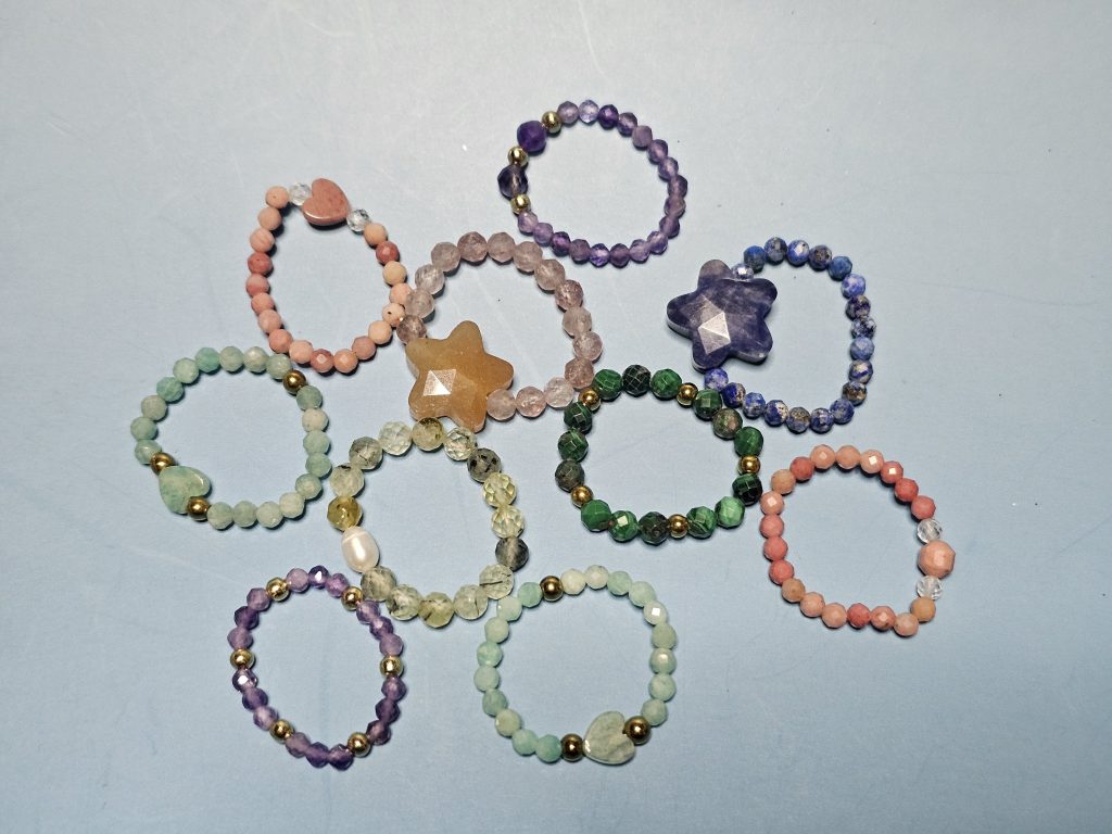Mystery Ring aus facettierten Edelsteinperlen