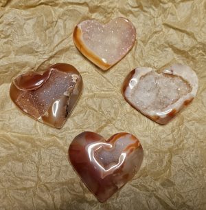 Karneol-Herz mit Kristalldruse