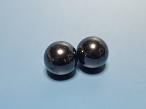 Paar "Singende Magnete" aus Magnetit (rund oder olivenförmig)